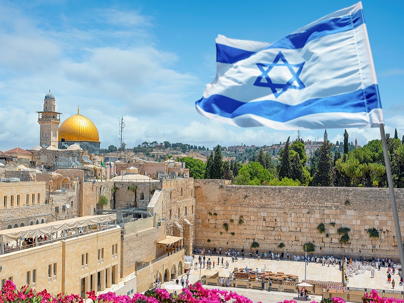 An,Israeli,Flag,Blows,In,The,Wind,As,Jewish,Orthodox